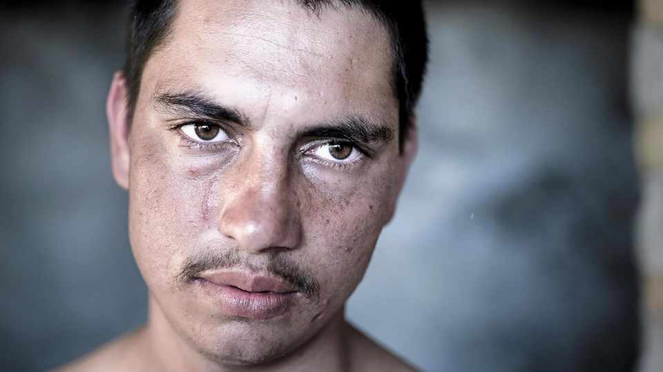 Portrait of Bakht Shah, a 17-year-old migrant from Pakistan in a Makeshift shelter in an abandoned metal factory in Bihac. He says he has been beaten and stripped of his clothes by Croatian Border Guards a week ago after an attempt to cross the border. Bakht, 17, kommt aus Afghanistan. Er wurde an der EU-Grenze zusammengeschlagen