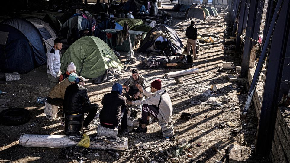 Migrants from Morocco and Algeria prepare tea in their squat in a disused factory in Velika Kladusa close to the EU border with Croatia. Geflüchtete aus Marokko und Algerien bereiten Tee vor