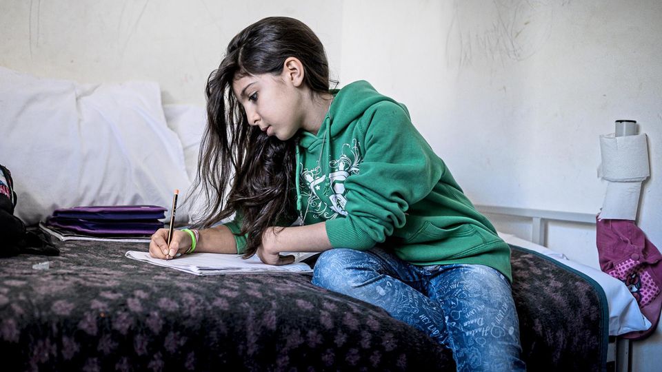 Maha Rajabi, aged 10, does her homework in her family's room in the IOM Camp Hotel Sedra in Northern Bosnia. Her family fled Iran for a better future for their children. Maha learned English last year in a Refugee Camp in Sarajevo and is now flue... „Einmal waren wir
14 Tage im Wald. Es war
kalt. Ich hatte Angst.“
Maha, 10, kommt aus
dem Iran. Mit ihren
Eltern lebt sie im Camp
Sedra.