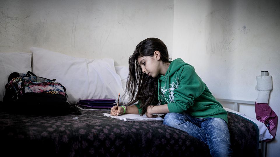 Reportage Bosnien Maha ist mit ihren Eltern aus dem Iran geflohen. Sie sind in einem Familiencamp untergebracht. Wie es für sie weitergehen wird, ist ungewiss
