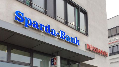 Kein Zugriff aufs Girokonto: Eine Filiale der Sparda-Bank Hamburg in Lübeck. Die Bank war wochenlang für Kunden schwer zu erreichen. Schuld war eine Systemumstellung in der IT.