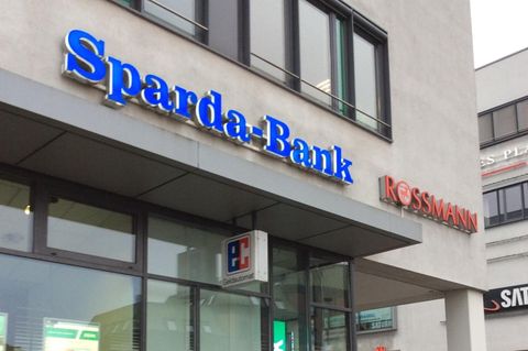 Kein Zugriff aufs Girokonto: Eine Filiale der Sparda-Bank Hamburg in Lübeck. Die Bank war wochenlang für Kunden schwer zu erreichen. Schuld war eine Systemumstellung in der IT.