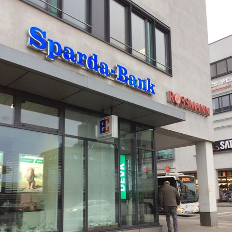 Kein Zugriff aufs Girokonto: Eine Filiale der Sparda-Bank Hamburg in Lübeck. Die Bank war wochenlang für Kunden schwer zu erreichen. Schuld war eine Systemumstellung in der IT.