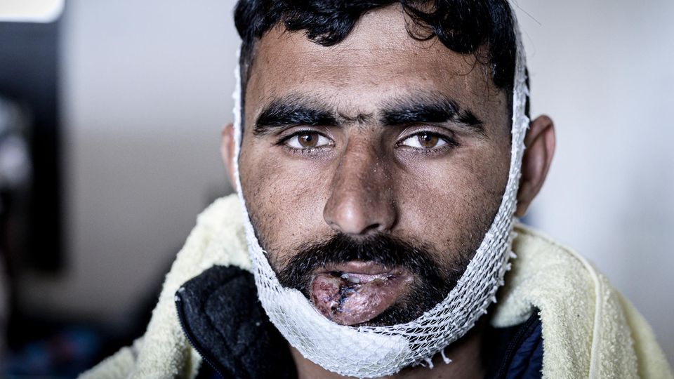 Reportage Bosnien Muhammad, 24, kommt aus Pakistan. Auch er berichtet von brutalen Misshandlungen durch kroatische Grenzpolizisten