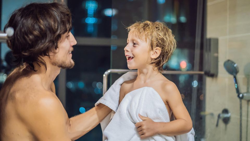 Vater und Sohn nach der Dusche