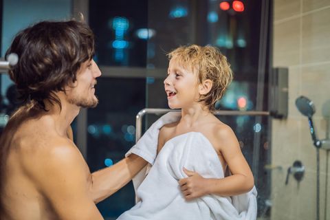 Vater und Sohn nach der Dusche
