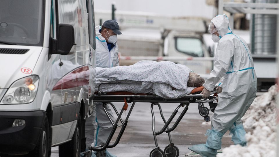 Mediziner transportieren einen Corona-Patienten in ein Krankenhaus in Moskau.