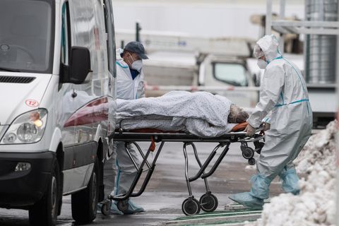 Mediziner transportieren einen Corona-Patienten in ein Krankenhaus in Moskau.
