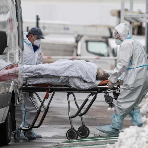 Mediziner transportieren einen Corona-Patienten in ein Krankenhaus in Moskau.