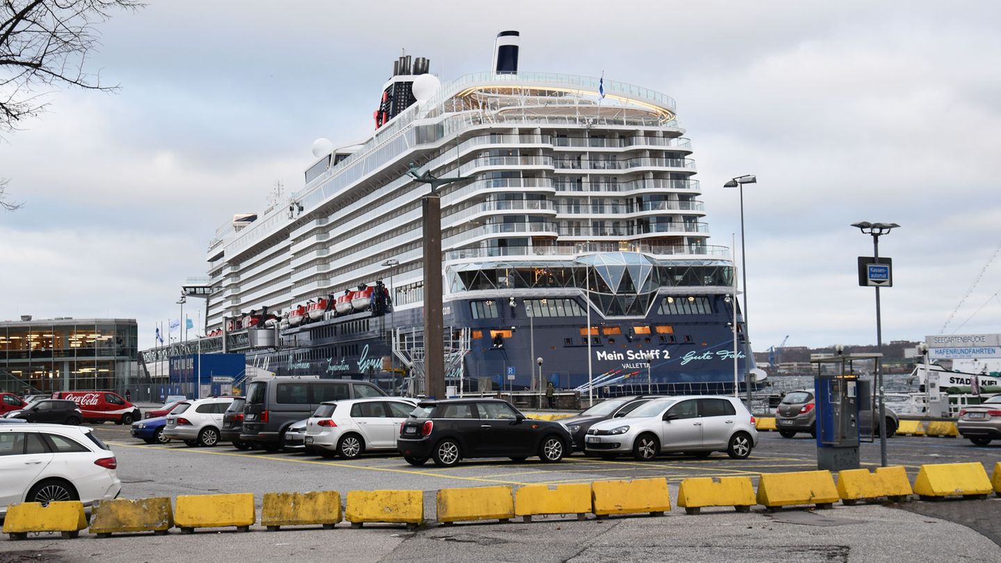 Weiterhin Kiel statt Karibik: Ein Schiff der Flotte von Tui Cruises liegt im Hafen von Kiel