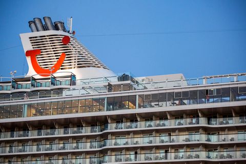 Der Schornstein eines Schiffes von Tui Cruises