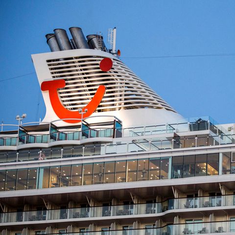 Der Schornstein eines Schiffes von Tui Cruises