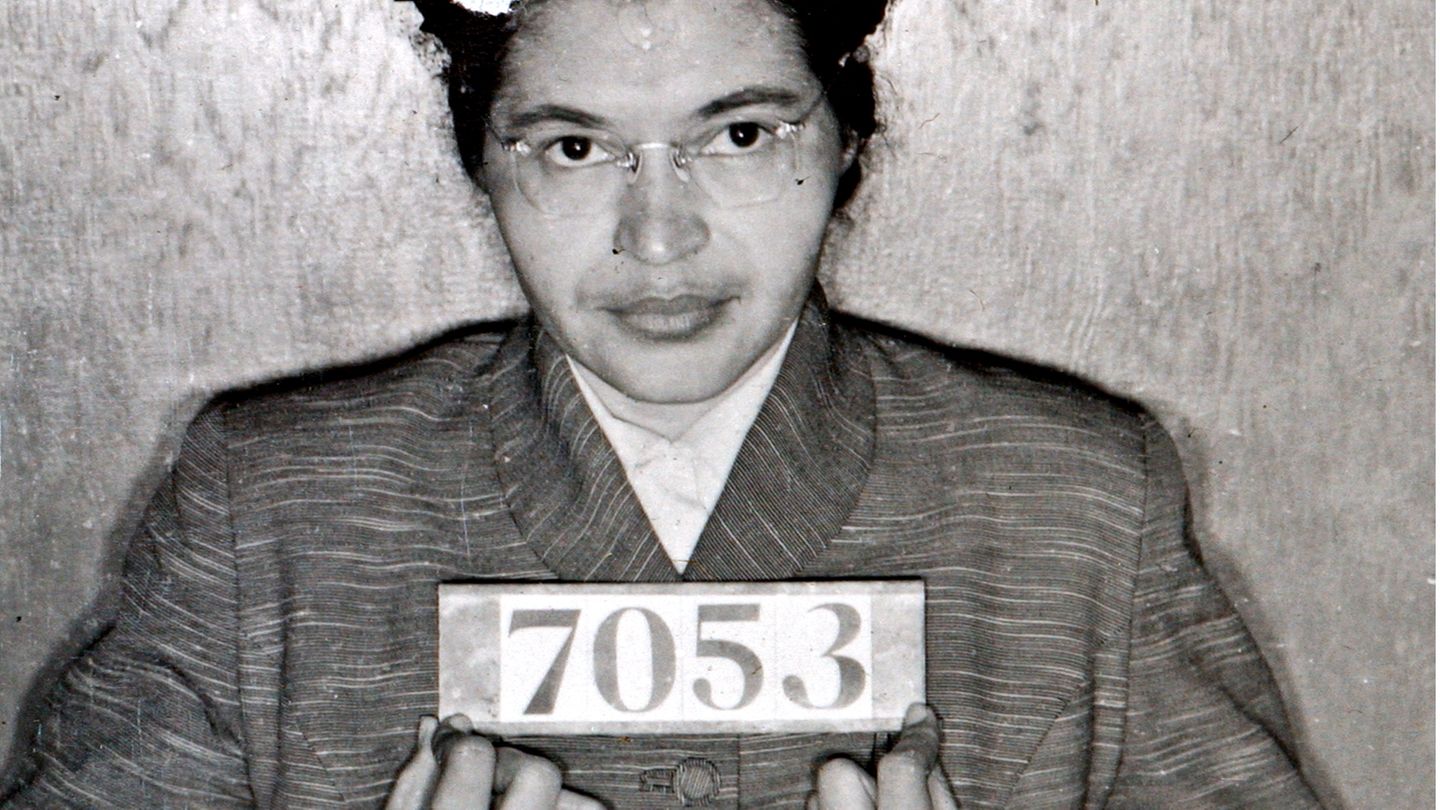 5. Dezember 1955: Eine Frau entfesselt den "Busboycott von Montgomery"  Rosa Parks wollte ihren Sitzplatz im Bus nicht für einen weißen Fahrgast freimachen – und wurde deswegen festgenommen. Die damals 42-Jährige löste in ihrer Heimatstadt Montgomery in Alabama eine Welle des zivilen Ungehorsams und des Protests gegen Rassendiskriminierung aus. Heute vor 65 Jahren begann die Aktion, die als "Busboycott von Montgomery" in die Geschichte einging. Die schwarze Bevölkerung, die bis dato in öffentlichen Verkehrsmitteln durch eine demütigende Rassentrennungspraxis schikaniert wurde, wurde als Reaktion auf Parks' Festnahme von einer lokalen Bürgerrechtsbewegung aufgerufen, nicht mehr Bus zu fahren, sondern Fahrgemeinschaften zu bilden, Taxis zu nehmen oder zu Fuß zu gehen – so lange, bis sichergestellt sei, dass schwarze Fahrgäste die gleichen Rechte hätten wie weiße und respektvoll behandelt würden. Die Aktion, die von Pastor Martin Luther King unterstützt wurde und ihn weltweit bekannt machte, sollte nicht zuletzt wirtschaftlichen Druck auf die Verkehrsbetriebe ausüben. Doch die Akteure brauchten einen langen Atem. So auch Rosa Parks. Dieses Foto entstand im Februar 1956 nach einer weiteren Festnahme. Erst ein knappes Jahr später, im November 1956, wurde die Rassentrennung in Bussen durch ein Gerichtsurteil aufgehoben.