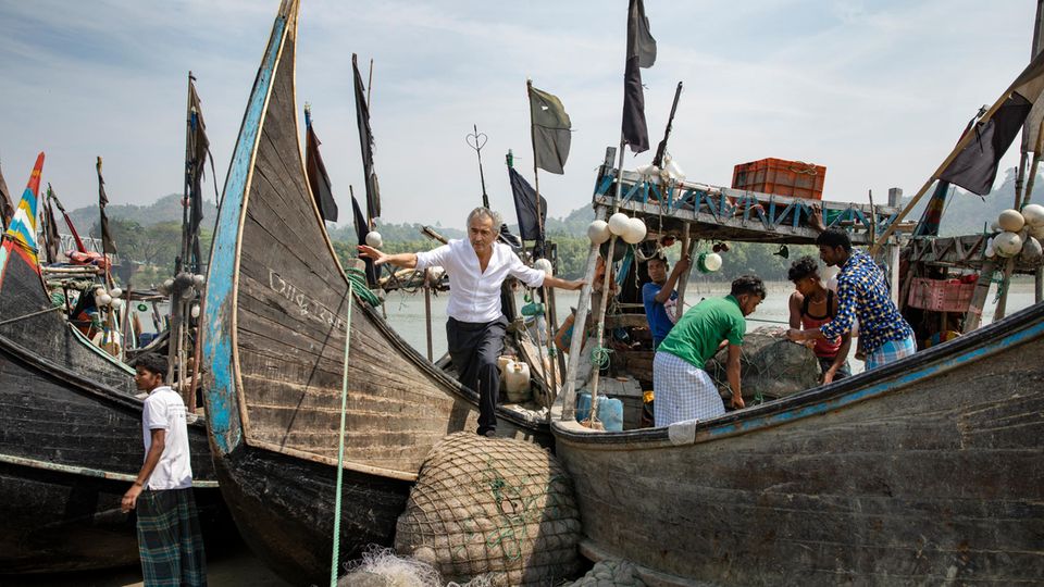 Reportage Bangladesch Bernard-Henri Lévy in Dhaka, der Hauptstadt von Bangladesch. Der Buriganga ist die Lebensader der Metropole – doch seine Gewässer sind stark verschmutzt