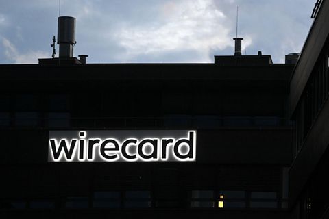 Blick auf die schwarze Fassade der Wirtecard-Zentrale in der Dämmerung
