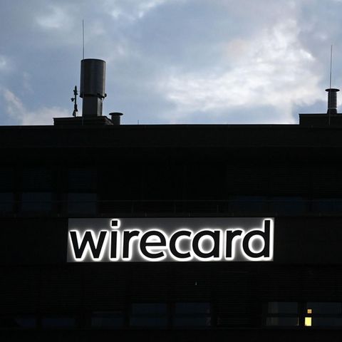Blick auf die schwarze Fassade der Wirtecard-Zentrale in der Dämmerung