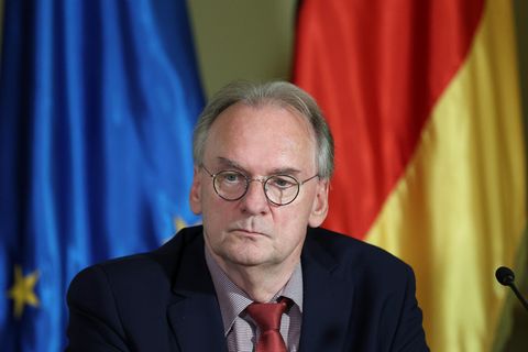 Sachsen-Anhalts Ministerpräsident Reiner Haseloff (CDU) sitzt in der Staatskanzlei