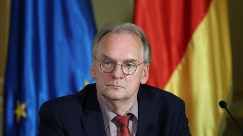 Sachsen-Anhalts Ministerpräsident Reiner Haseloff (CDU) sitzt in der Staatskanzlei