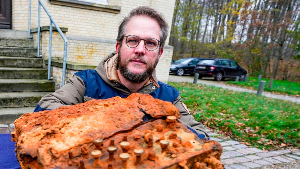 Florian Huber mit Dechiffriermaschine Enigma