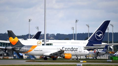 Auf dem Rollfeld am Flughafen München: Flugzeuge von Lufthansa und Condor