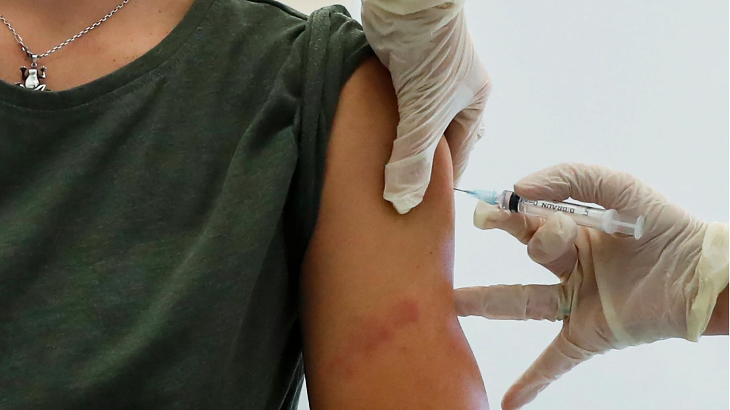 Ein Mitarbeiter des Gesundheitswesens führt eine Impfung mit dem in Russland entwickelten Corona-Impfstoff "Sputnik V" durch