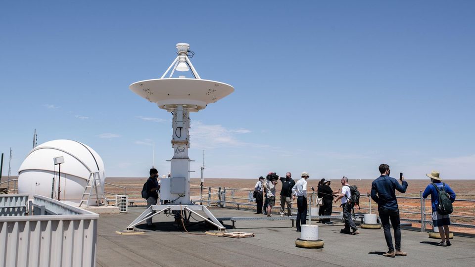 Rückkehr zur Erde: Jaxa hat Satellitenschüsseln, Drohnen und Hubschrauber vor Ort im Einsatz, um die von der Kapsel ausgehenden Funksignale zu empfangen und die Kapsel nach der Landung zu finden. Jaxa hat Satellitenschüsseln, Drohnen und Hubschrauber vor Ort im Einsatz, um die von der Kapsel ausgehenden Funksignale zu empfangen und die Kapsel nach der Landung zu finden.