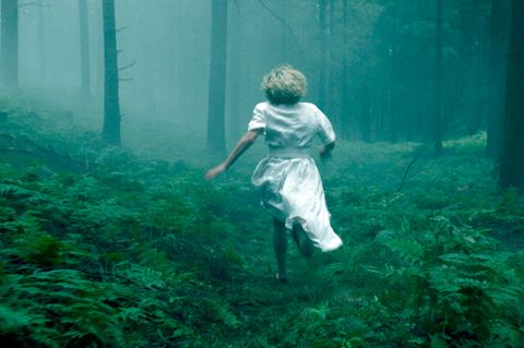Barbara Neder (Silke Bodenbender) rennt durch den Wald - eine Szene aus «Das Geheimnis des Totenwaldes