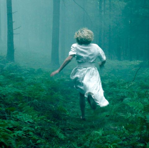 Barbara Neder (Silke Bodenbender) rennt durch den Wald - eine Szene aus «Das Geheimnis des Totenwaldes