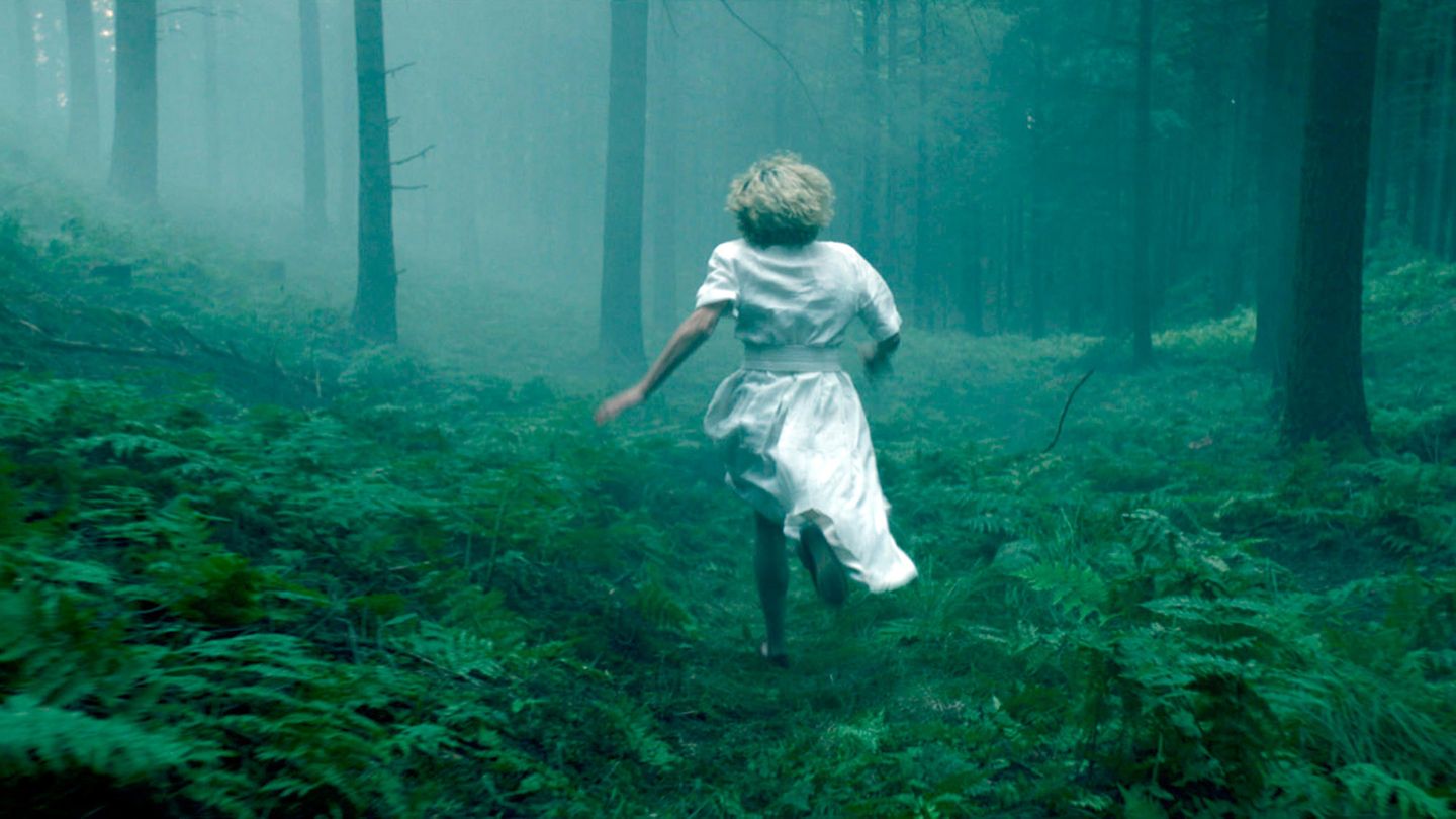 Barbara Neder (Silke Bodenbender) rennt durch den Wald - eine Szene aus «Das Geheimnis des Totenwaldes