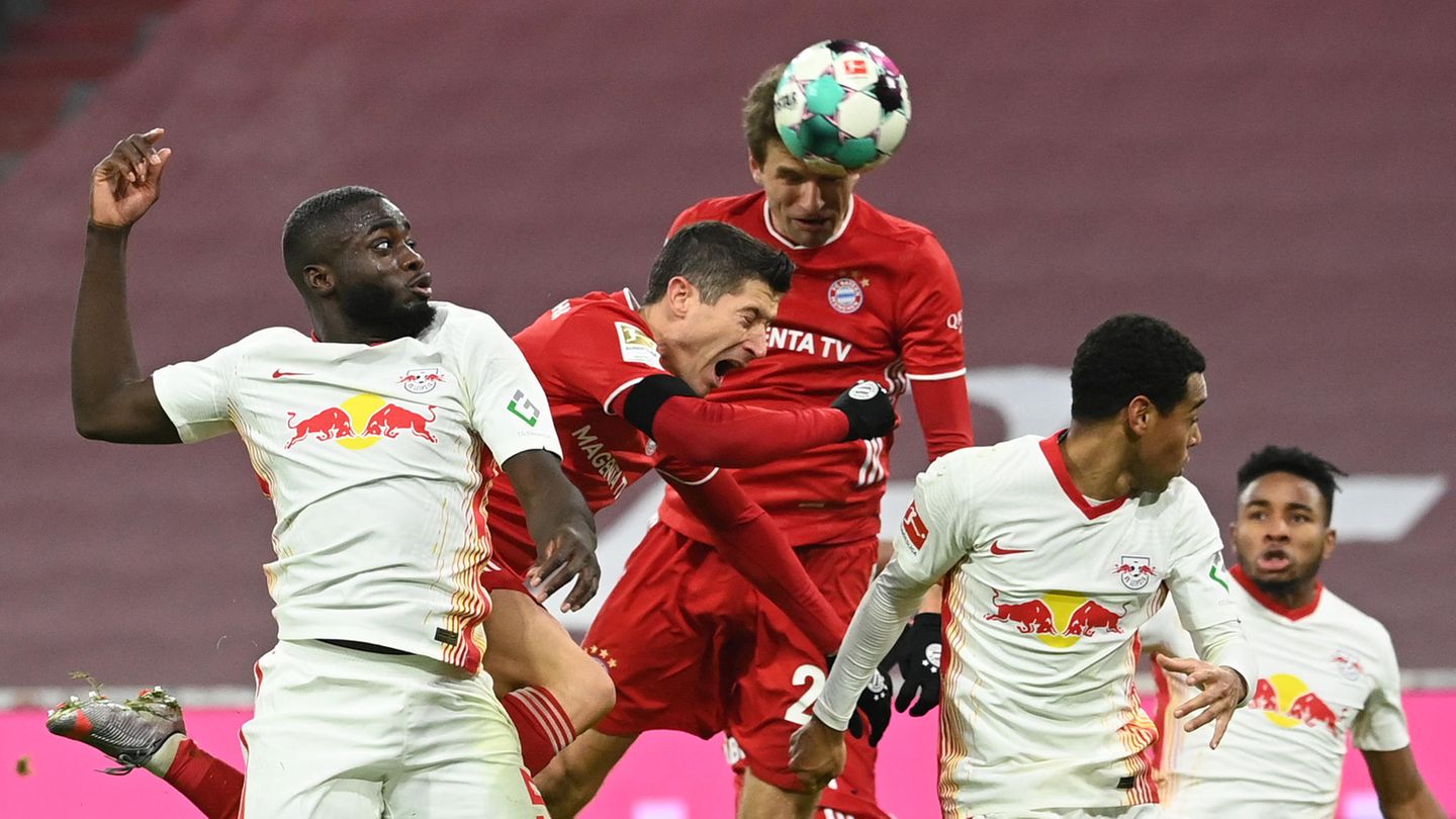 Thomas Müller erzielt per Kopf das Tor zum 3:3 gegen RB Leipzig. Mehr war für die Münchner am Samstagabend nicht drin.