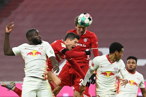 Thomas Müller erzielt per Kopf das Tor zum 3:3 gegen RB Leipzig. Mehr war für die Münchner am Samstagabend nicht drin.