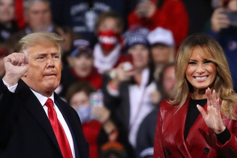 Donald Trump und First Lady Melania vor einer Menschenmenge. Melania lächelt