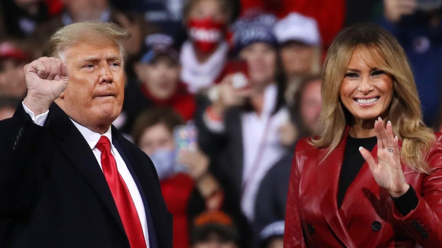 Donald Trump und First Lady Melania vor einer Menschenmenge. Melania lächelt