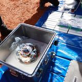 Der Behälter hat nur einen Durchmesser von 40 Zentimetern, enthält aber in zwei getrennten Kammern Bodenproben von ganz weit her: von der Oberfläche sowie aus tieferen Schichten des Asteroiden Ryugu.