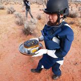 Ein Mitarbeiter der Japan Aerospace Exploration Agency (Jaxa) hält die kostbare Fracht in Händen