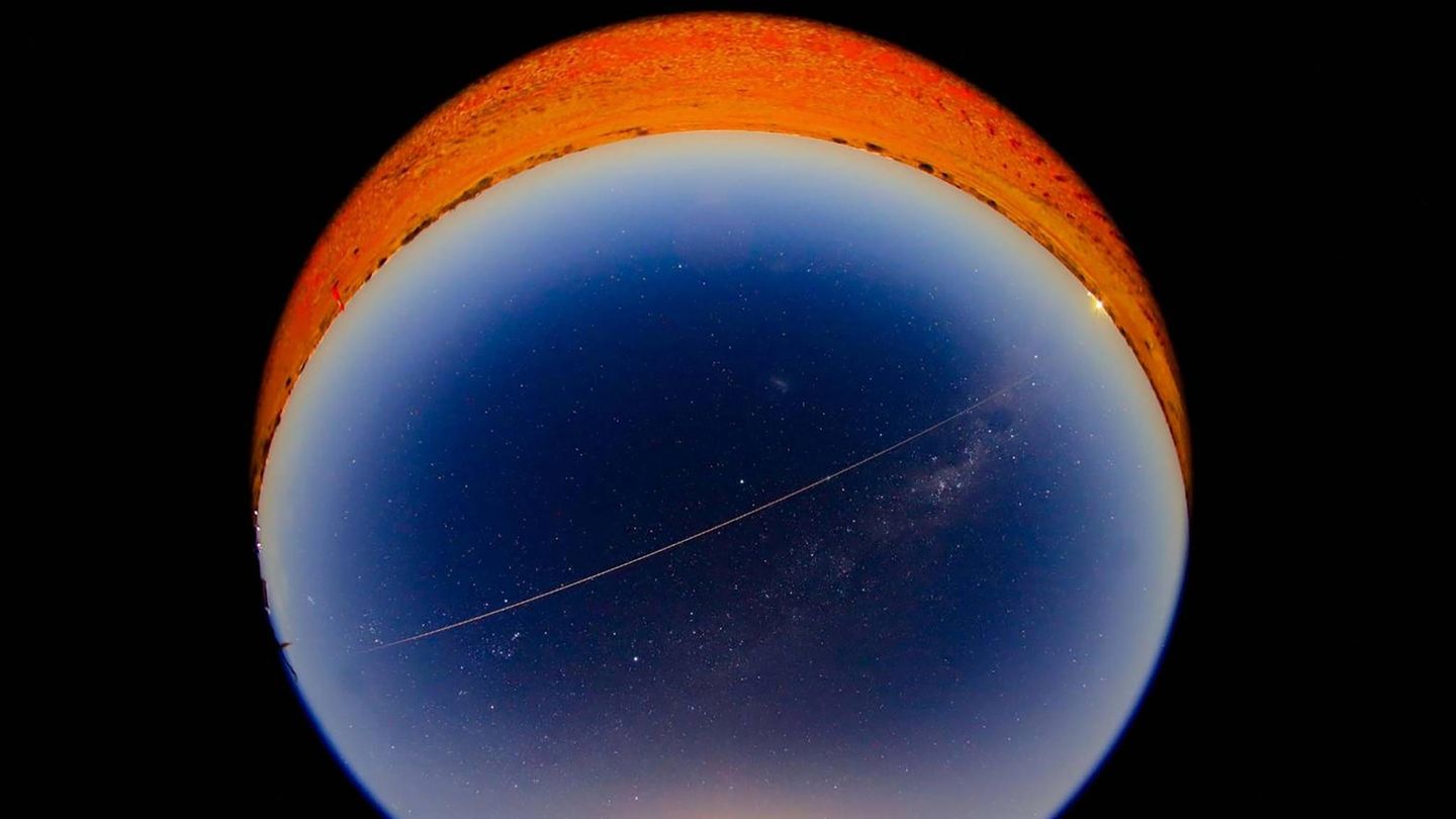 Über der Wüste Südaustraliens: Die Kapsel tritt in die Erdatmosphäre ein.
