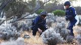 Nach der 300 Millionen Kilometer langen Reise am Boden: Am Morgen des 6. Dezember wird der Behälter im Woomera-Zielgelände im Süden Australiens gefunden.