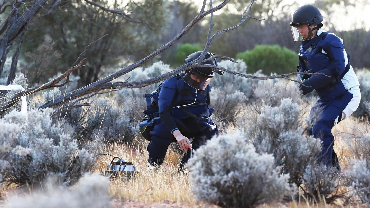 Nach der 300 Millionen Kilometer langen Reise am Boden: Am Morgen des 6. Dezember wird der Behälter im Woomera-Zielgelände im Süden Australiens gefunden.