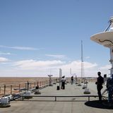 Auf dem Dach des Gebäudes: Die Jaxa hatte Satellitenschüsseln, Drohnen und Hubschrauber vor Ort im Einsatz, um die von der Kapsel ausgehenden Funksignale zu empfangen und die Kapsel nach der Landung zu finden.