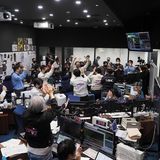 Jubel bei den Mitarbeitern über die geglückte Probenrückführmission auch im Jaxa-Center in Sagamihara, Japan.