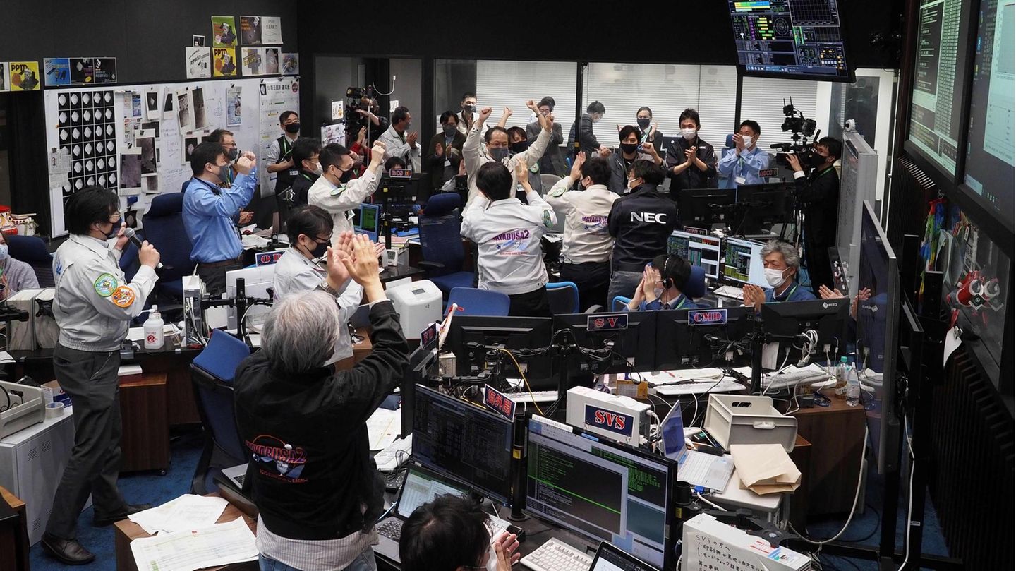 Jubel bei den Mitarbeitern über die geglückte Probenrückführmission auch im Jaxa-Center in Sagamihara, Japan.
