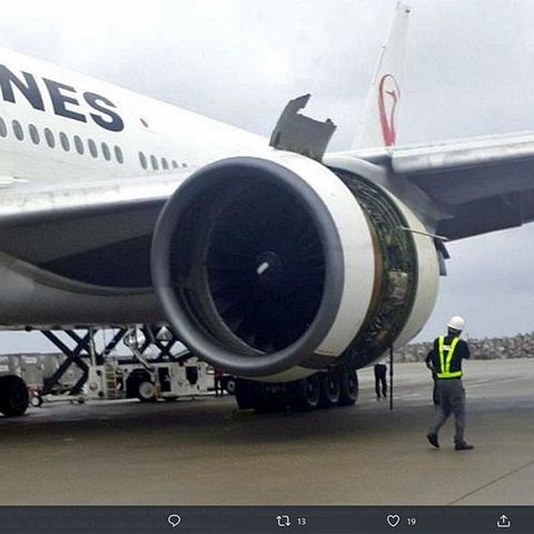 Die nach Naha zurückkehrte Boeing 777-200 von Japan Airlines