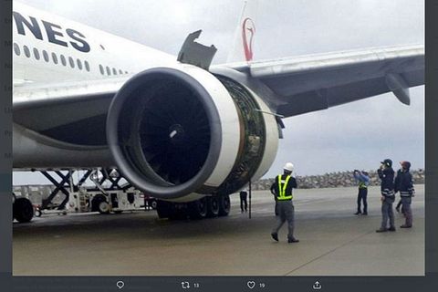 Die nach Naha zurückkehrte Boeing 777-200 von Japan Airlines