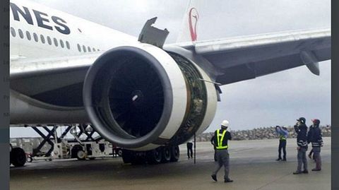Die nach Naha zurückkehrte Boeing 777-200 von Japan Airlines