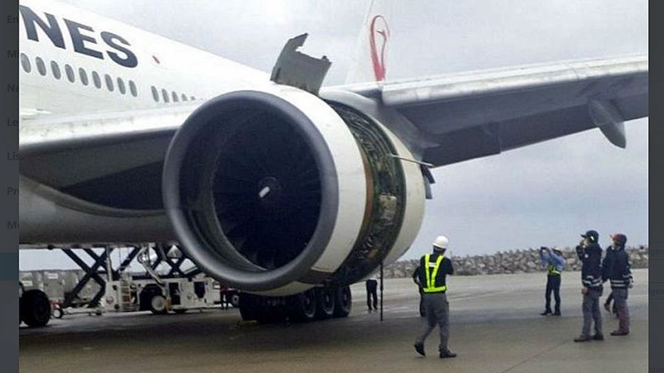 Die nach Naha zurückkehrte Boeing 777-200 von Japan Airlines