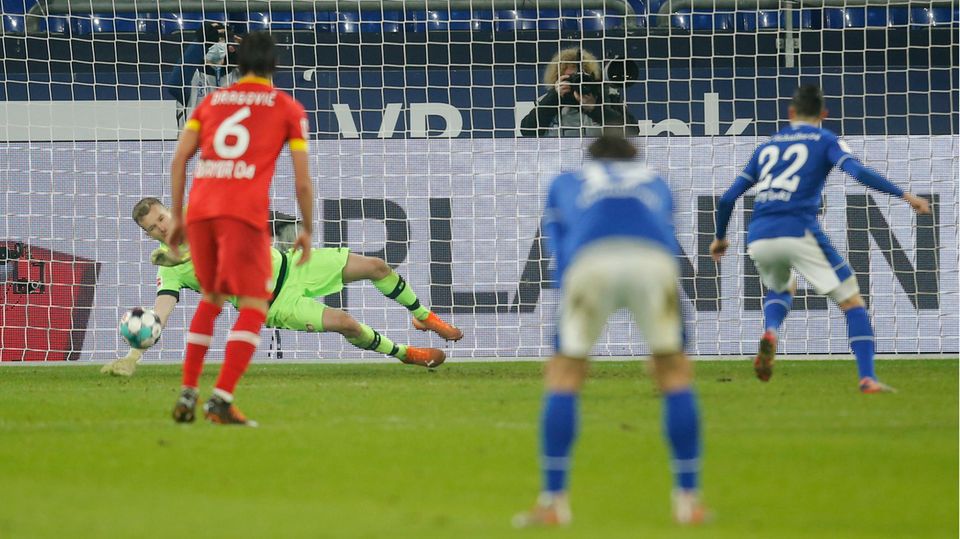 Schalke versemmelt einen Strafstoß gegen Bayer Leverkusen Schalke versemmelt einen Strafstoß gegen Bayer Leverkusen