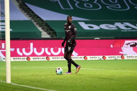 Silas Wamangituka spaziert in aller Ruhe Richtung Bremer Tor, bevor er den Ball über die Linie kickt