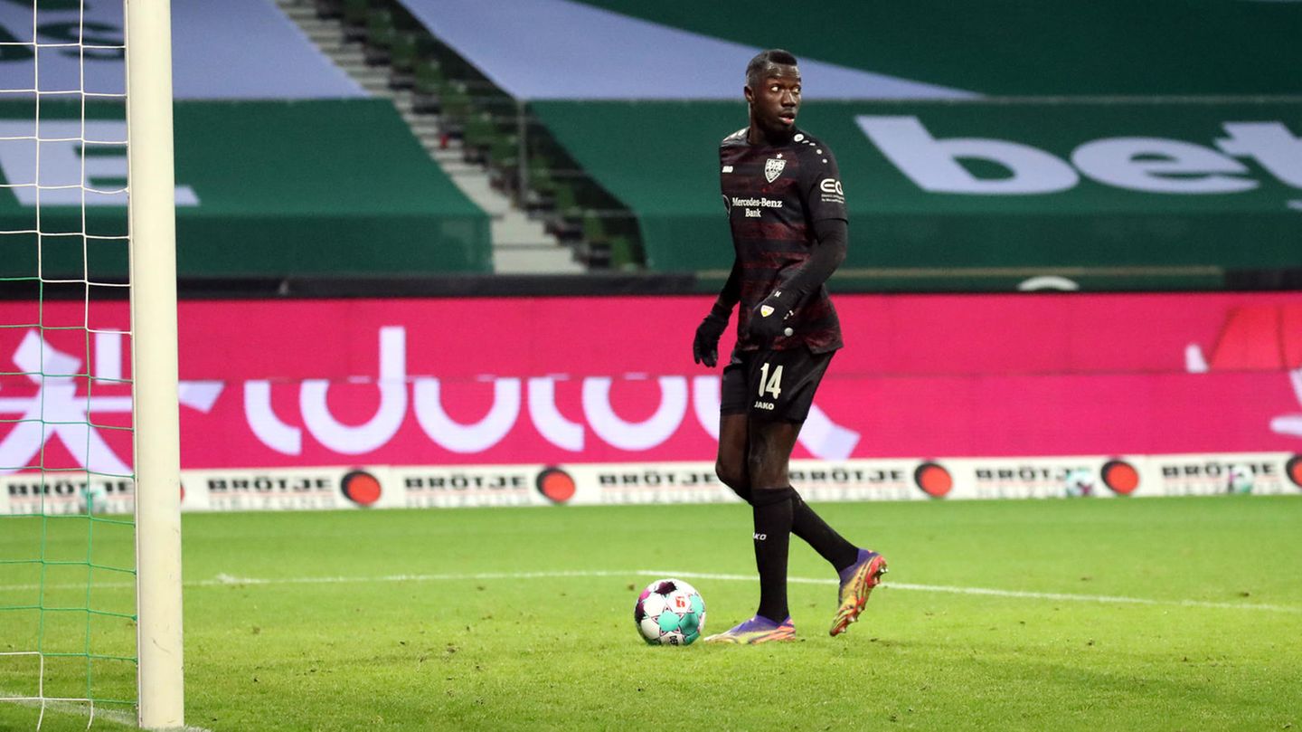 Silas Wamangituka spaziert in aller Ruhe Richtung Bremer Tor, bevor er den Ball über die Linie kickt
