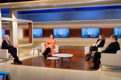 Anne Will diskutiert mit ihren Gästen über das Thema:  "Trump geht – was wird?"