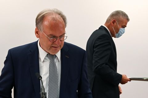 Reiner Haseloff (CDU), Ministerpräsident von Sachsen-Anhalt (l.) und Ex-Landesinnenminister Holger Stahlknecht (CDU)